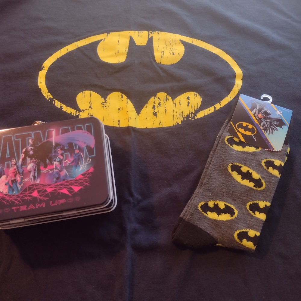 Batman,Men's 2xl T-shirt w NEW Mini Tin & Socks & Free Thank You Gift